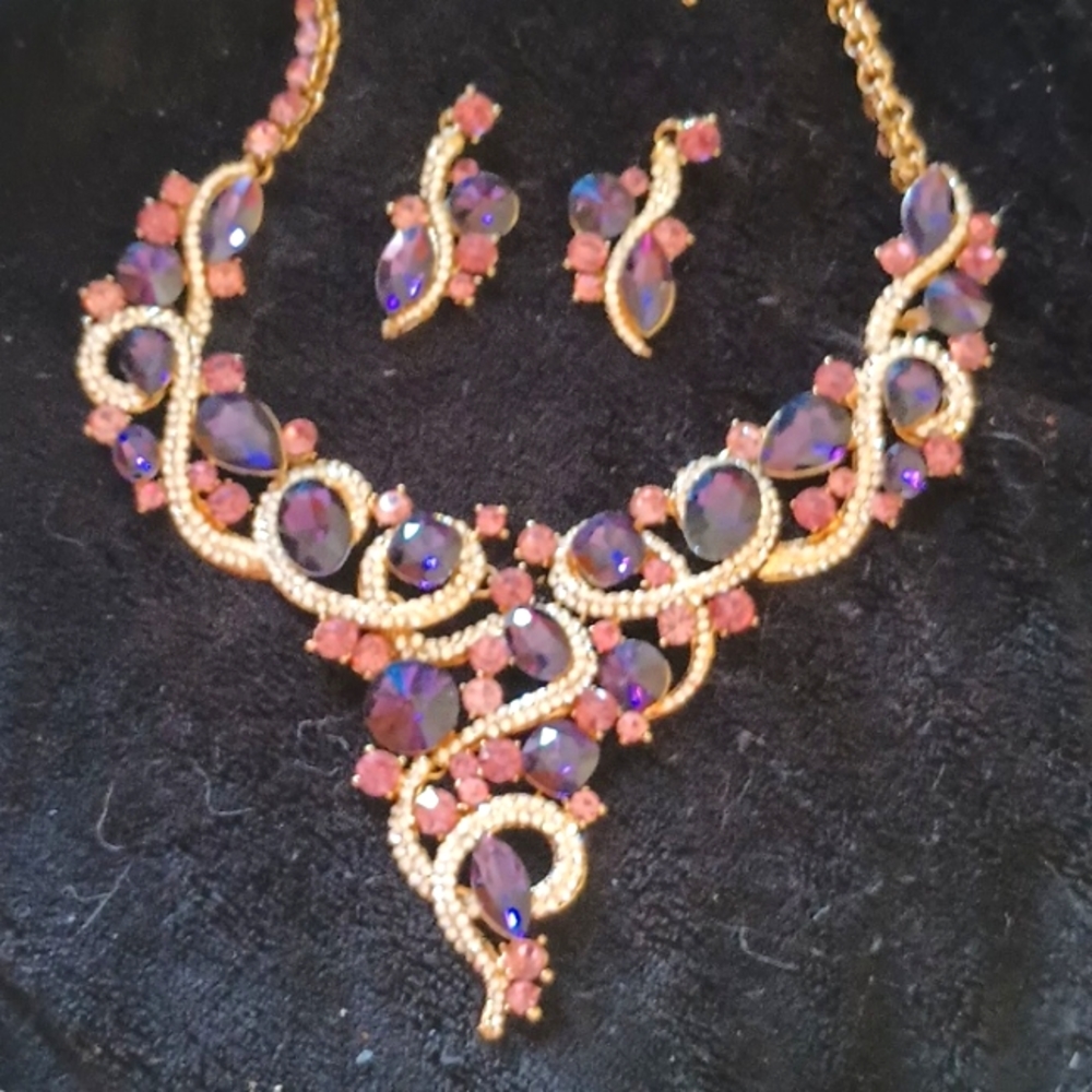 A Crystal Rhinestone purple light purple clear Rhinestones Neckless and earrings